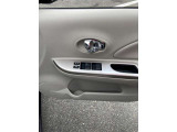 全席パワーウィンドウとなっています。運転席はオートになっているのでワンタッチ開閉することが出来ます。