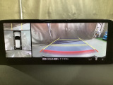 狭い場所での駐車やすれ違いなどでより的確な運転操作に役立つ360&deg;ビューモニターが装備されています。