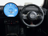 運転に必要な情報はヘッドアップディスプレイ、中央ディスプレイからタッチパネルで操作します。