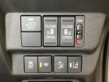 両側電動スライドドアは運転席から操作ができるよう、操作スイッチが付いています。Hondaセンシング用のVSA(ABS+TCS+横滑り抑制)解除と路外逸脱抑制機能などのスイッチがあります。