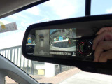 ルームミラーにアラウンドビューを映し出すので、視線を下げずに周囲の安全確認ができます♪