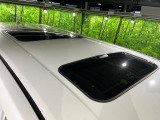 【サンルーフ】開放感たっぷりの希少装備、サンルーフが装着されています!車内に明かりを取り入れたり景色を楽しむ以外にも、車内の空気も簡単に換気できて快適です!