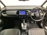 車内は光触媒抗菌消臭施工済です。インパネ周りはスタイリッシュなデザインです。グローブボックスやカップホルダーのほかにトレーなどたくさんの収納スペースが付いています。