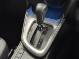 【フロアシフト】直感的な操作性や手に取りやすいレバー位置が特徴です。