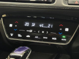 【左右独立オートエアコン】左右独立型、いわゆるデュアルエアコンです。運転席と助手席でそれぞれお好みの温度を設定可能です。