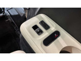ドアハンドルには握りやすいグリップ形状が採用されています。万一の事故の際など、車内に残された乗員を救出する為、外部からドアを開けやすいようになっています。