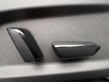 運転席シートはパワーシートになっています!シートの上下とリクライニングを細かく調整して、運転しやすいシートポジションにしていただくことができますね!