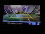 バックカメラの画像です。ガイドラインがスムースな車庫入れをサポートいたします。車庫入れの安心感がアップしますね。