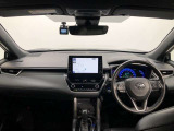 シンプルながら機能性あふれる運転席廻りです。視界性もよく、運転しやすいですよ。