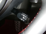 【レーダークルーズコントロール】(全車速追従機能付)付きです。車速に応じて追従支援してくれるので、ロングドライブも快適です。詳細は販売店スタッフまでおたずねください。