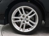 純正アルミホイールは精度が高く、走行の安定性が優れています。タイヤサイズ225/45R18