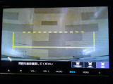 バックカメラの画像です。ガイドラインがスムースな車庫入れをサポートいたします。車庫入れの安心感がアップしますね。