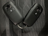 スマートキーを装備しています☆カギをカバンやポケットに入れて頂いた状態でドアロックの開閉やエンジンスタートをして頂けますよ!とても便利な装備です!