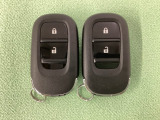 スマートキーを装備しています。鍵を差し込むことなくドアロックの開け閉めと、スタートボタン操作でのエンジンスタートができます。スペアキーも同じものを用意しております。