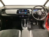 車内は光触媒抗菌消臭施工済です。インパネ周りはスタイリッシュなデザインです。グローブボックスやカップホルダーのほかにトレーなどたくさんの収納スペースが付いています。