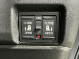左右両側パワースライドドアが付いています。ワンタッチで簡単にお子様でも、お年寄りの方でも、開閉できますからとても便利です。キーレスや車内スイッチでも自動でドアの開閉ができます。