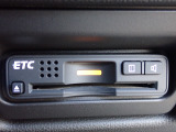 ■【ETC車載器】が装備されています。セットアップをしてお渡しとなり、ETCカードを差し込むだけで高速道路の利用が可能です。