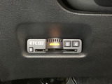 ハンドルの左下にETC2.0がついています。高速道路の料金所の通過も楽々です。 カードの取り出しもしやすい場所についています。