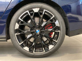 BMWの純正アロイホイールは軽量かつ強度にも優れているホイールで走行性能を引き上げる設計になっております。足元にもBMWは妥協がなくこだわっている個所になります。