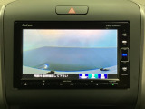 ギヤをR(バック)に入れるとナビの画面に後ろの映像が映るリアカメラ付です。後退時、コンディションが悪い視界でもカラーバックモニターがドライバーをサポートします。