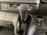 CVT車のセレクトレバーです。低速から高速まで、変速ショックのないスムーズな走りを実現するとともに、エンジン効率のよい領域を維持することで燃費にも貢献します。