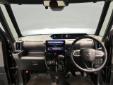 運転に必要な情報がひと目で分かり、安全運転を促します。ハンドル周りも除菌・清掃を徹底。清潔な運転席で、清々しい気持ちで走り出せる一台です。