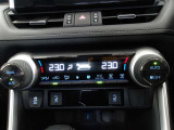 オートエアコンです。車内を設定温度に保ち、快適空間をキープします。