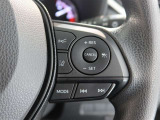 アダプティブクルーズコントロール機能付きです。走行中に先行車の様子を検知しながら、設定した車速の範囲内で先行車との距離のキープを支援します。詳細は販売店スタッフまでおたずねください。