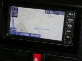 【7インチ純正ナビ】純正ナビを装備。タッチパネル式で使いやすく、詳細地図により目的地をピンポイントで設定できます。初めての道でも迷いにくく、ロングドライブも快適ですよ♪