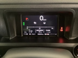 デジタル表示のスピードメーターとタコメーター、燃費やオドメーターなどの表示の他に、ホンダセンシング機能などの表示もできる多機能なマルチインフォメーション・ディスプレイです。
