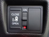 運転席からもスライドドアをボタン操作でスピーディーに開閉できます!またスマートキーでも操作できるので便利です。