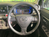 インテリアに合わせたデザインのステアリングは、運転される方のことも考え、運転しやすい形状、大きさです。是非一度、実際に触ってお確かめください。