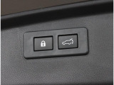 電動パワーリヤゲート搭載!ボタン一つで操作が可能で、キーレスエントリーや車内からも操作が可能な便利な機能です!!またメモリー機能もあり、狭い場所などでの開閉の際にも便利な機能です!