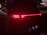 左右のテールランプを一直線のLEDのラインで繋ぐEQモデルならではのリアビュー。