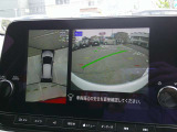 【アラウンドビューモニター】空から見下ろすような視点で、スムースな駐車と安全確認をサポートします。