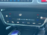 運転席と助手席それぞれで温度調整可能。快適性を高めるデュアルエアコンです。
