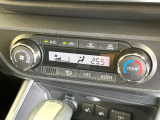 【オートエアコン】一度お好みの温度に設定すれば、車内の温度を検知し風量や温度を自動で調整。暑い&hellip;寒い&hellip;と何度もスイッチ操作をする必要はありません。快適な車内空間には必須の機能ですね♪