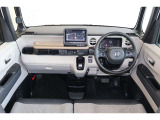 操作性に優れた運転席となります!小物入れや各ボタンの配置にこだわり、使いやすいです!座り心地もよく視認性も良好なのでロングドライブもお任せ下さい!