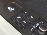 【メモリー機能】最大3名様まで、シートポジションを記憶していただきます。自分のポジションを素早く戻せるのはとても助かる機能ですね。