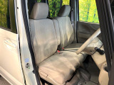 運転席まわりには十分なスペースがあり、大柄な方でもゆったり運転していただける環境です。