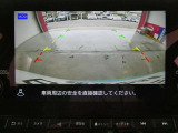 ギアを『R』に入れた後、カメラボタンを2回押すと、ナビ画面に後方の映像を映してくれるので、駐車がし易くなります。