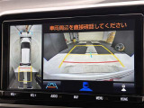 こちらのバックカメラは画面にラインが表示されておりますので、バック持のクルマの進行方向の目安になります。より高いレベルで車庫入れをサポートする、便利な機能ですね。