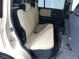 【後部座席】も当然、綺麗・清潔に仕上げております。内装の綺麗なお車は気持ちが良いですし、コンディションのいい車が多いです。これもオススメの1台です。