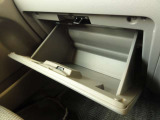 小物から大きな荷物までしっかり入れられる♪欲しい物が欲しい時にさっと取り出せる豊富な収納スペース♪助手席シートアンダーボックスは、便利な前後スライド式です!