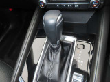 CX-5のシフトレバーです。MTモード付きの6ATで、しなやかな走りを支えます。また、足元にはフロアマットも装着済みです。