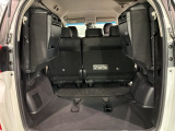 3列目シートを跳ね上げればラゲッジスペースを更に広く使えます。