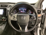 ハンドルにHondaセンシング系のクルーズコントロールやレーンキープアシストなどのスイッチと、オーディオの操作スイッチが装備されています。ハンドルから手を離さず安全に操作できます。