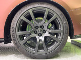 23インチブラックホイール装備!力強さと重厚感を感じさせる立体感のあるスポーク、車体全体のバランスを考慮した洗練されたデザイン性でレンジローバースポーツの魅力を際立たせます!