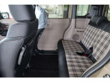 【後部座席】チャイルドシートも取り付けやすい後席スペース。お子様がいるご家庭におすすめの一台です!