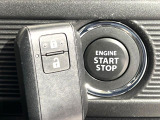 【キーレススタートシステム】カバンやポケットに入れたままでもドアの施錠・解錠が可能なスマートキーを装備。エンジンのオン・オフ時もカギを取り出す必要が無いからとっても便利です♪
